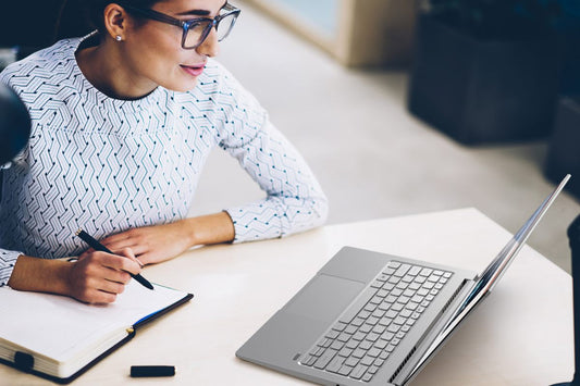 ¿Es peligroso cargar una batería notebook que está en uso?