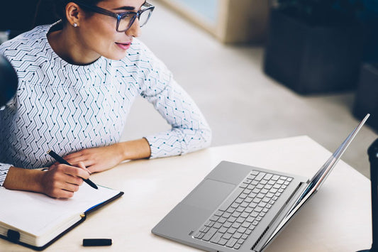 ¿Cómo conectar varios monitores a tu notebook?